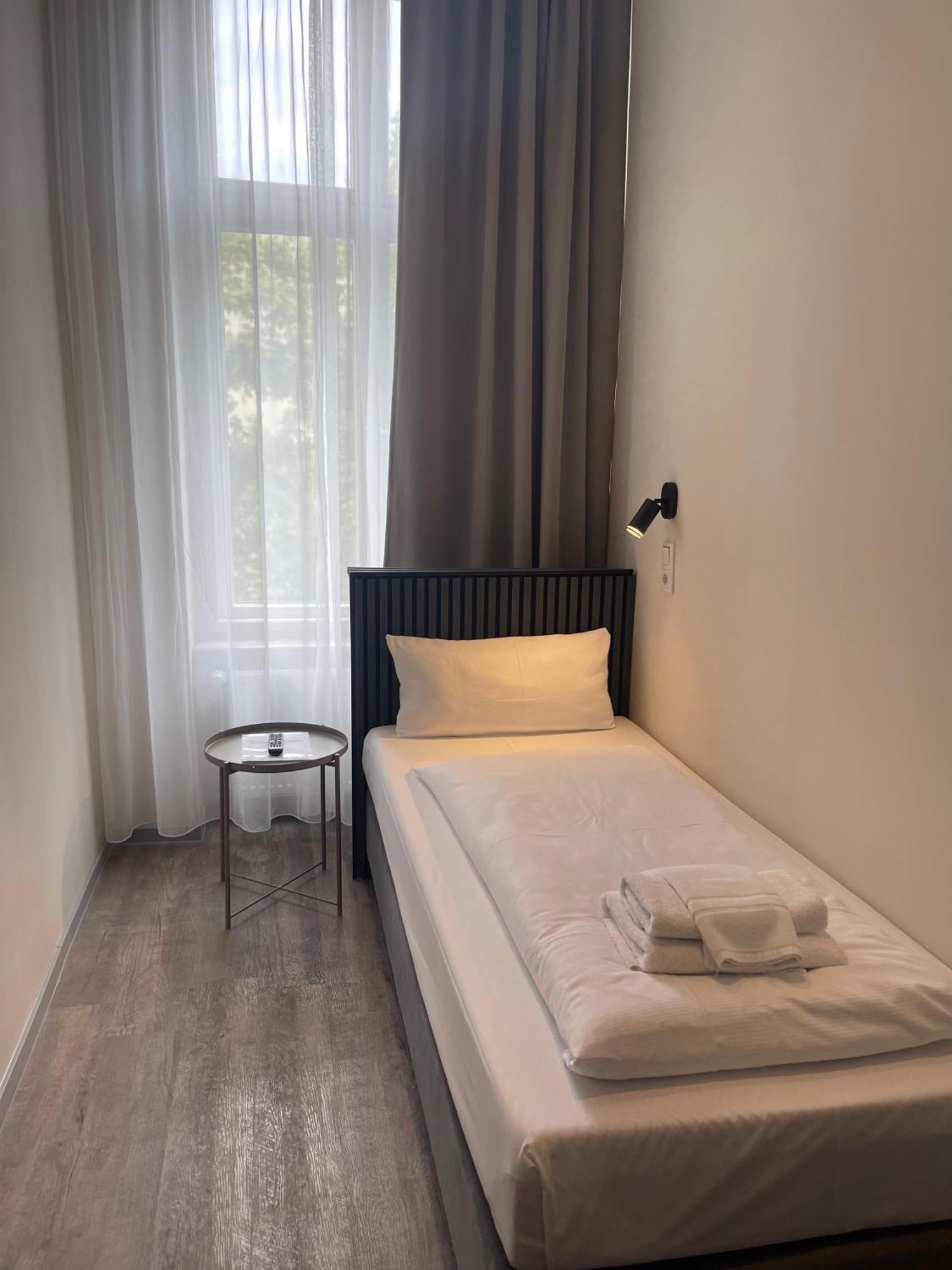 Blue - Minimalist Boutique Gasthuis